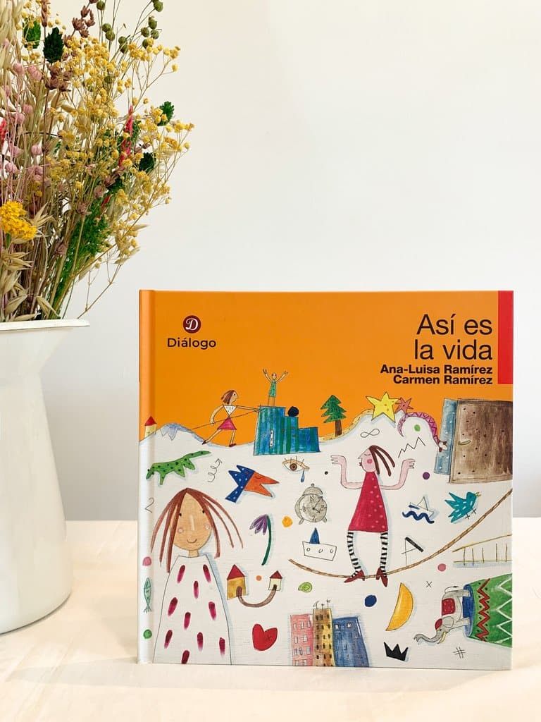 Portada del libro en el que aparecen varias niñas con objetos cotidianos