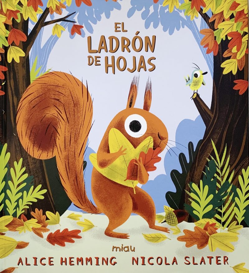 Portada del libro El ladrón de hojas. Aparece una ardilla en un bosque con un montón de hojas de otoño.