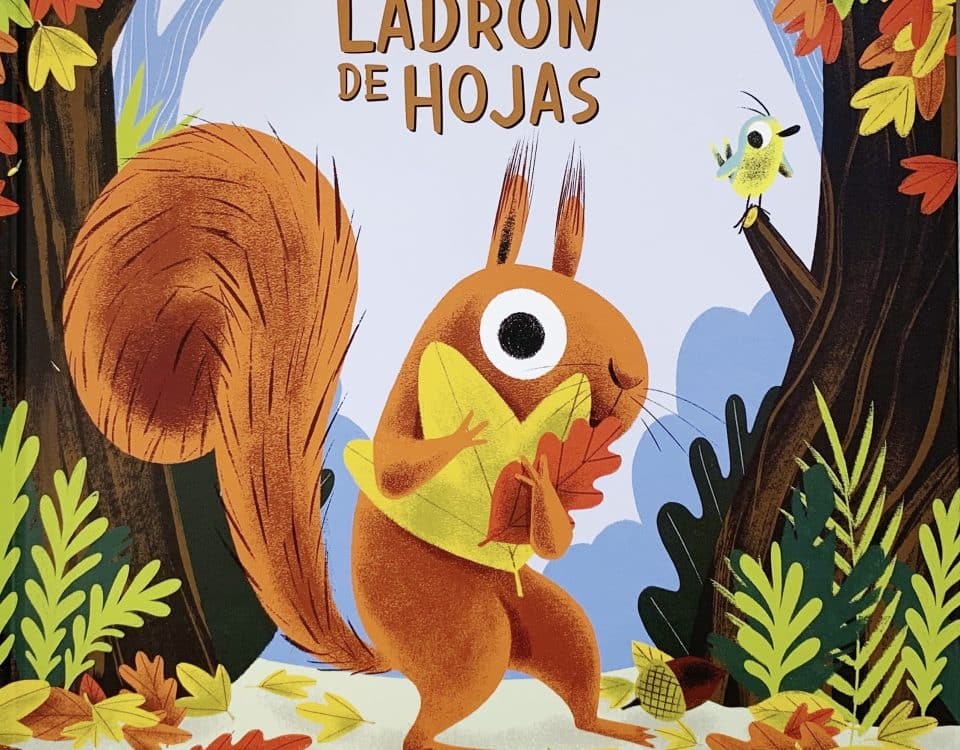 Portada del libro El ladrón de hojas. Aparece una ardilla en un bosque con un montón de hojas de otoño.