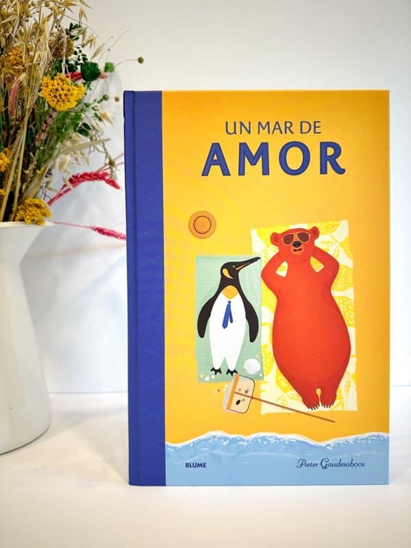 Fotografía en la que aparece el libro Un mar de amor