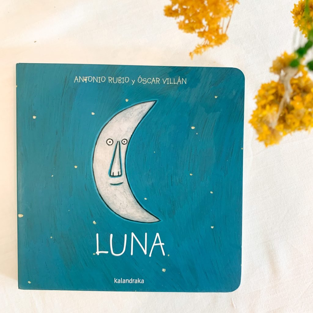 Portada del libro en el que aparece una luna decreciente sobre un cielo estrellado