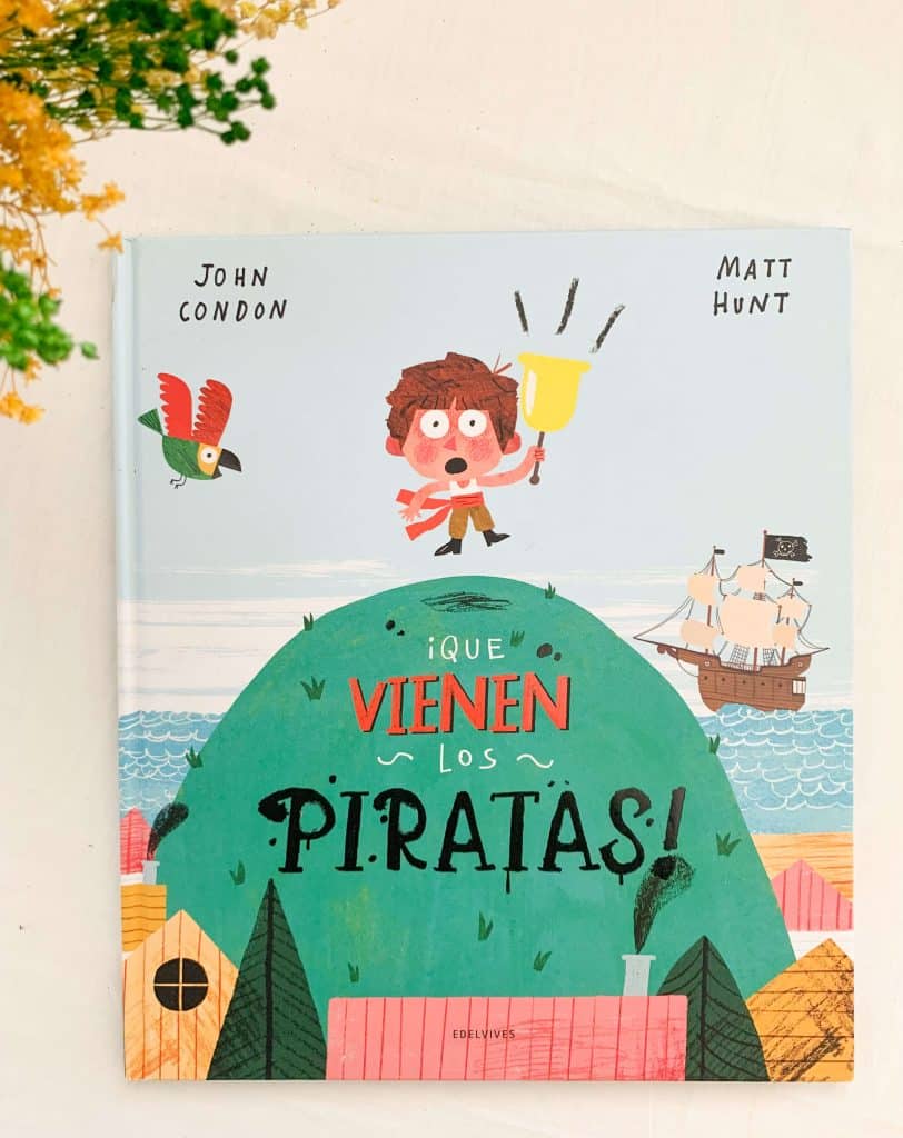 portada del libro en el que aparece dibujada una colina y en todo lo alto un niño avisando de que vienen los piratas