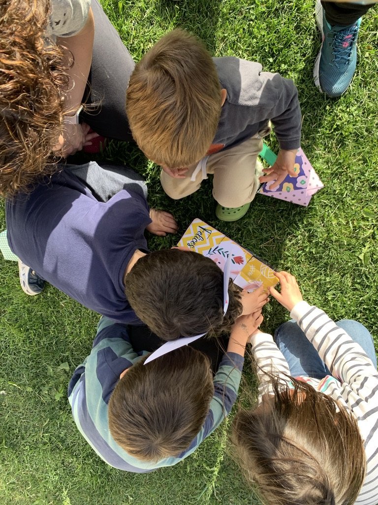 niños montando el puzzle