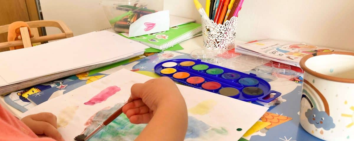 foto en la que aparece una niña haciendo manualidades