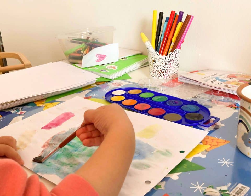 foto en la que aparece una niña haciendo manualidades