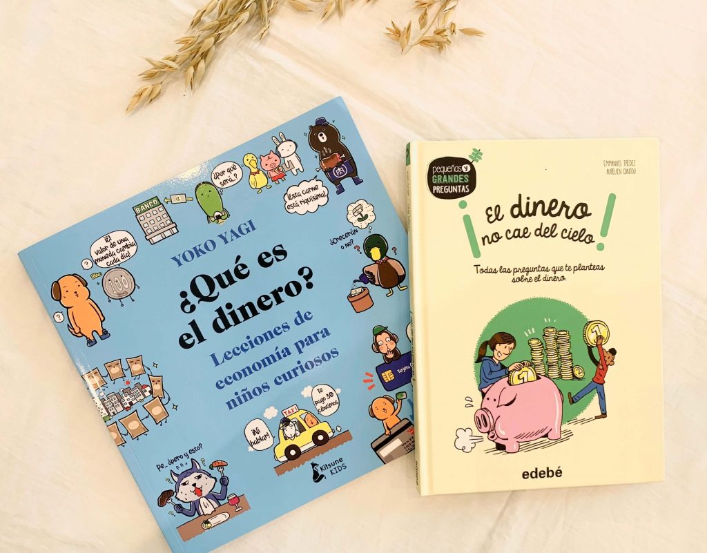 Foto en la que aparecen dos libros: Qué es el dinero y El dinero no cae del cielo