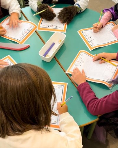 fotografía en la que aparecen niños haciendo una sopa de letras